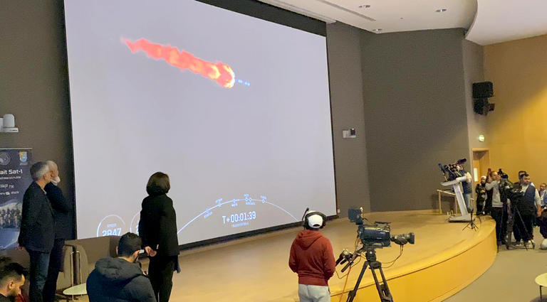 متابعة لحظة إطلاق القمر الصناعي