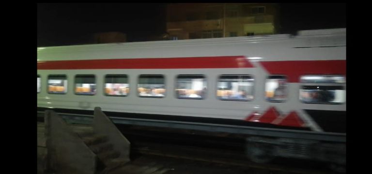 لحظة مرور قطار الزمالك بمحطة العياط جنوب الجيزة القطار المخصص لنقل جماهير الزمالك إلى أسوان