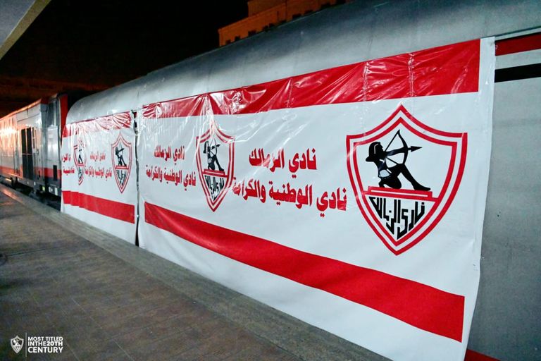 شعارات النادي تزين عربات قطار الزمالك القطار المخصص لنقل جماهير الزمالك إلى أسوان