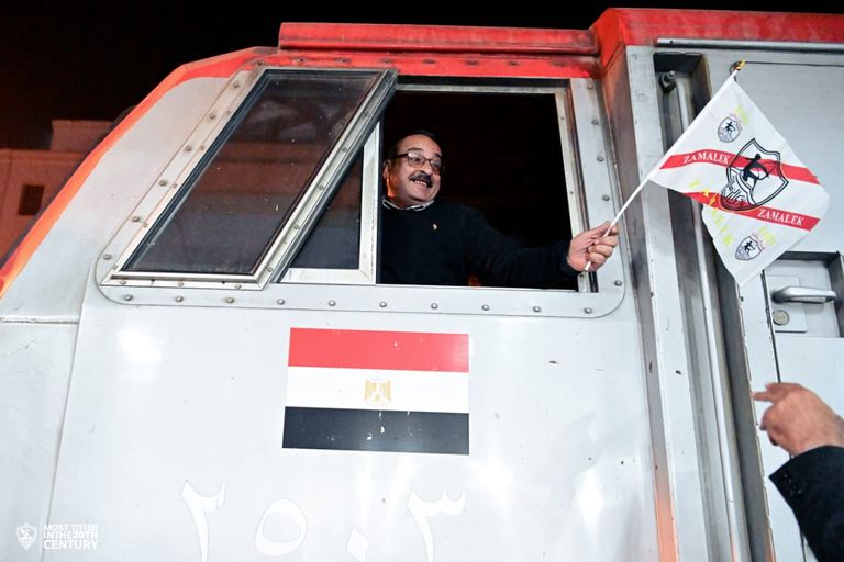 سائق قطار الزمالك يحمل علم النادي القطار المخصص لنقل جماهير الزمالك إلى أسوان