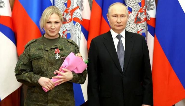 بوتين مع الجندية الشقراء 