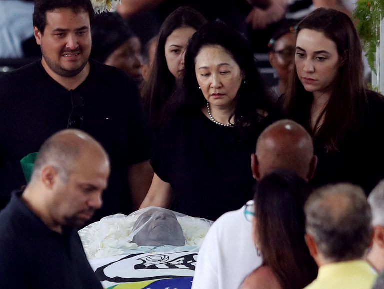 جماهير البرازيل تودع بيليه من ملعب سانتوس