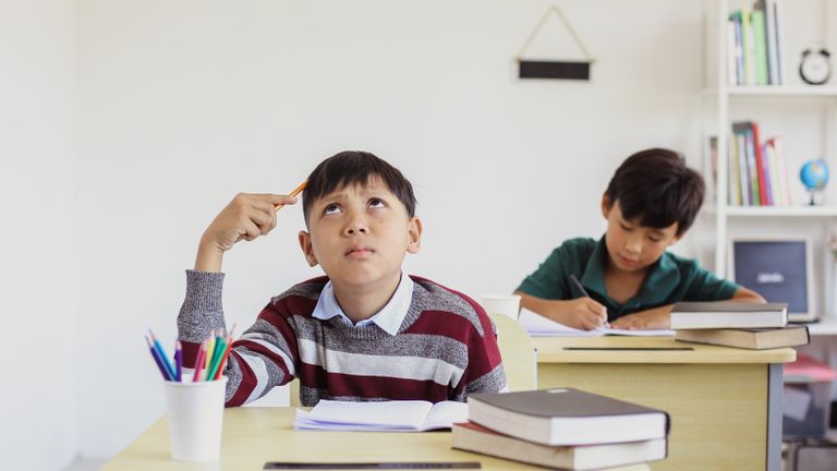 استعداد الطالب للامتحان يحتاج لمساعدة الأسرة - تعبيرية