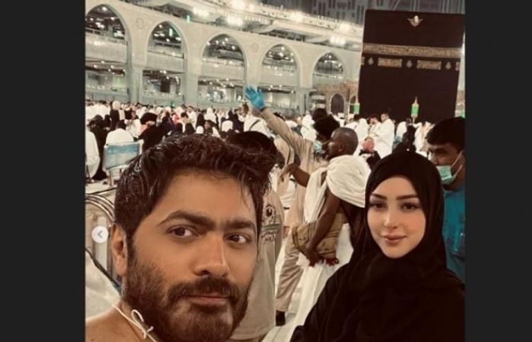 تامر حسني وبسمة بوسيل أمام الكعبة المشرفة