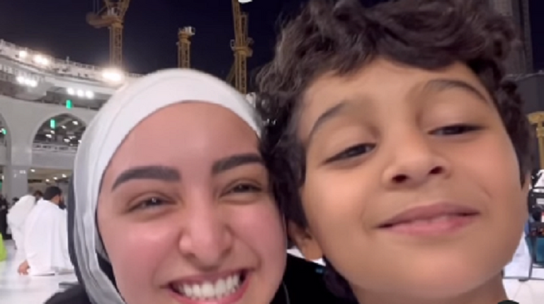 تامر حسني وبسمة بوسيل أمام الكعبة المشرفة