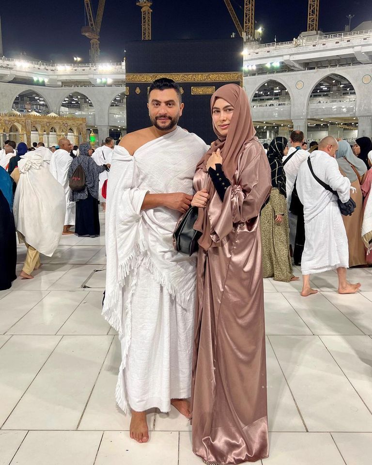 تامر حسني وبسمة بوسيل أمام الكعبة المشرفة