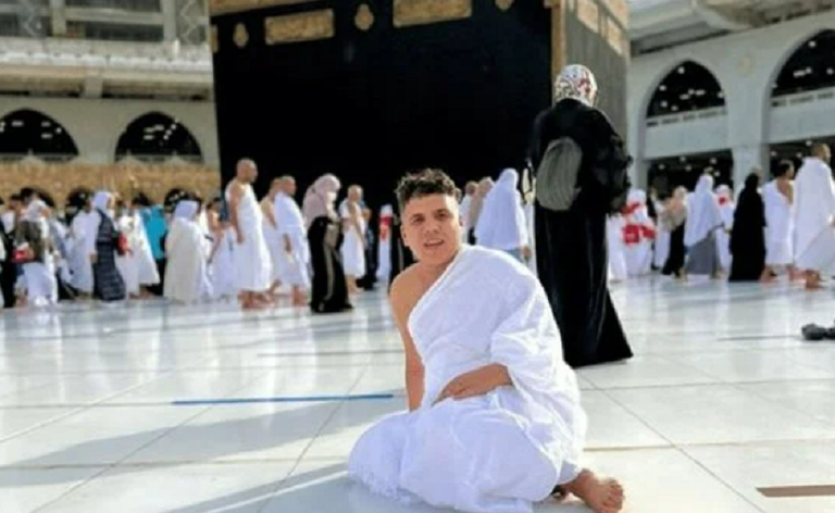 تامر حسني وبسمة بوسيل أمام الكعبة المشرفة