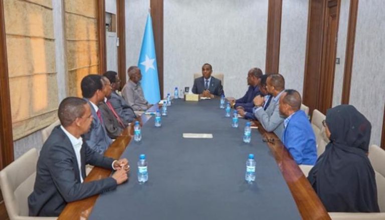رئيس الوزراء الصومالي حمزة عبدي بري وأعضاء لجنة الانتخابات