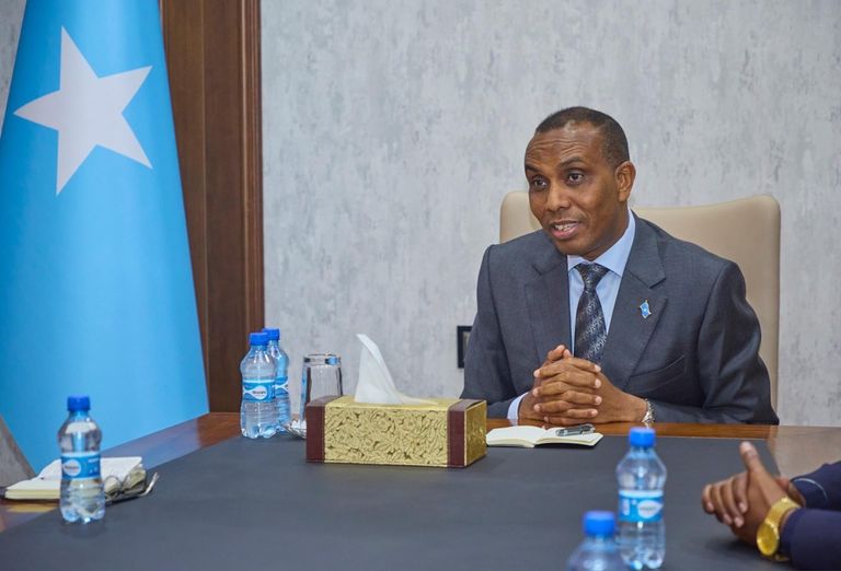 رئيس الوزراء الصومالي حمزة عبدي بري وأعضاء لجنة الانتخابات