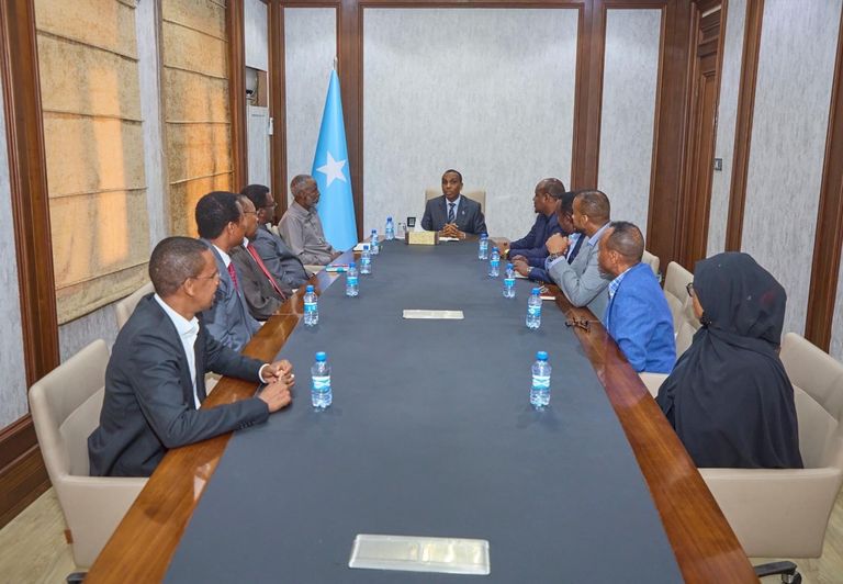 رئيس الوزراء الصومالي حمزة عبدي بري وأعضاء لجنة الانتخابات