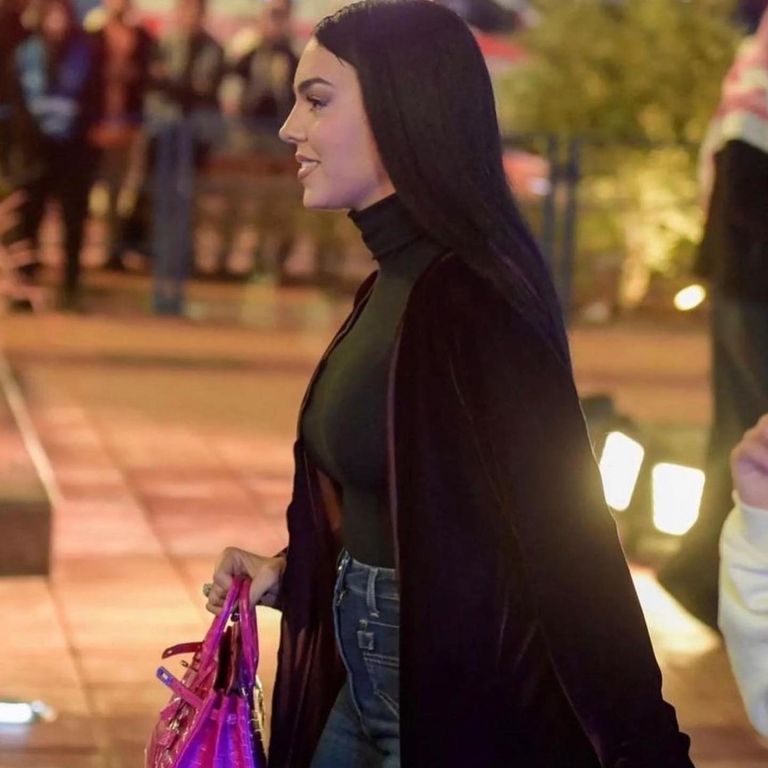 عباءة جورجينا في حفل تقديم رونالدو للنصر السعودي