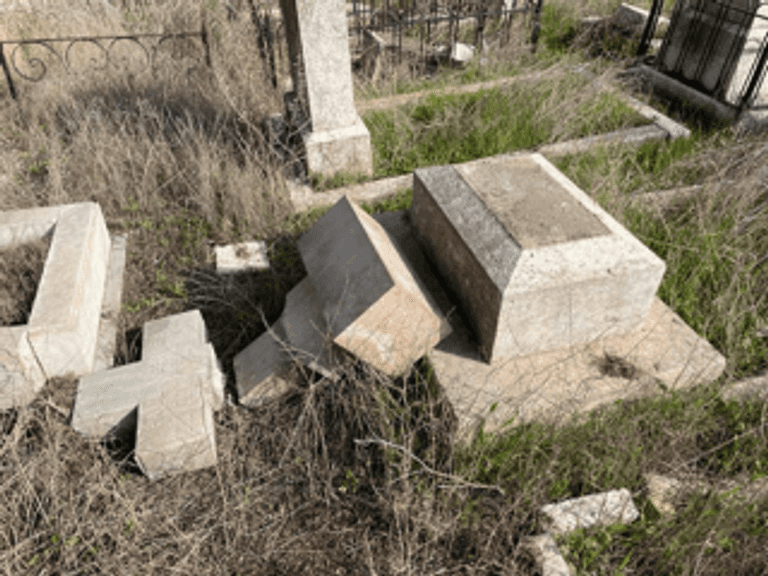 آثار الاعتداء على المقابر المسيحية في القدس