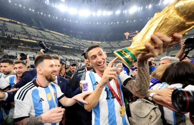 دي ماريا وميسي ليونيل ميسي في الصورة التاريخية