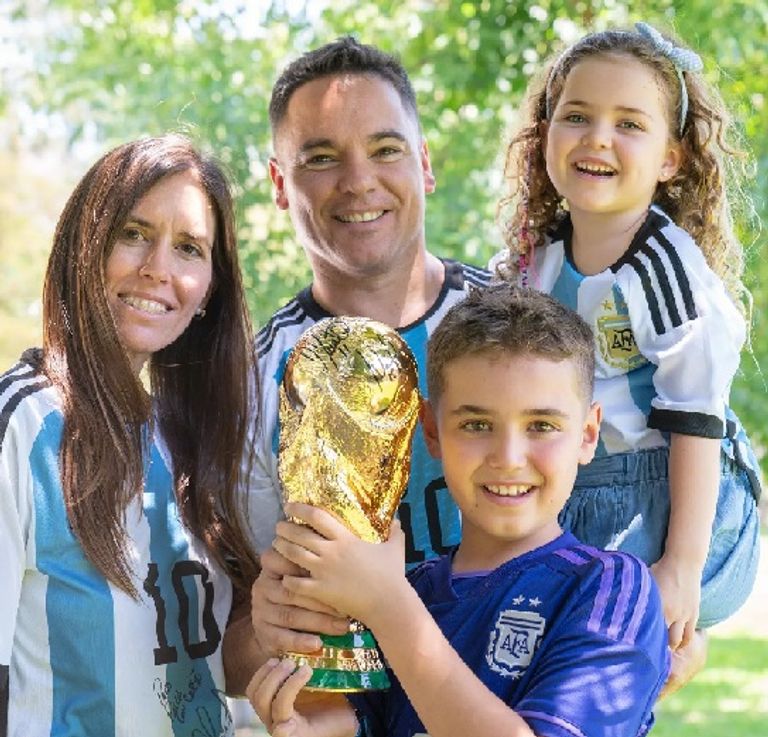 كأس العالم مع صاحبها الأصلي ليونيل ميسي في الصورة التاريخية