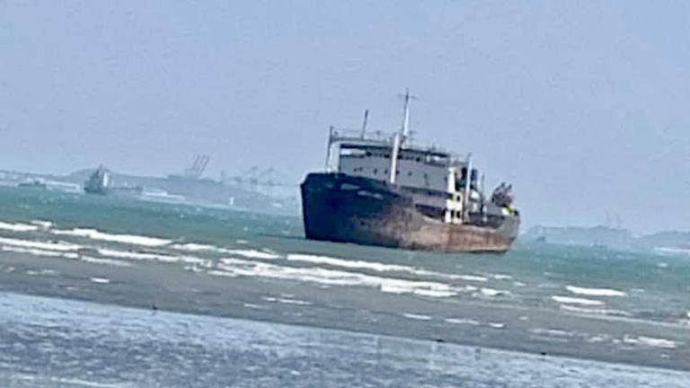 السفينة العراقية الجانحة