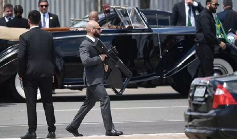 أحد عناصر الخدمة السرية يحمل مدفع درون غان