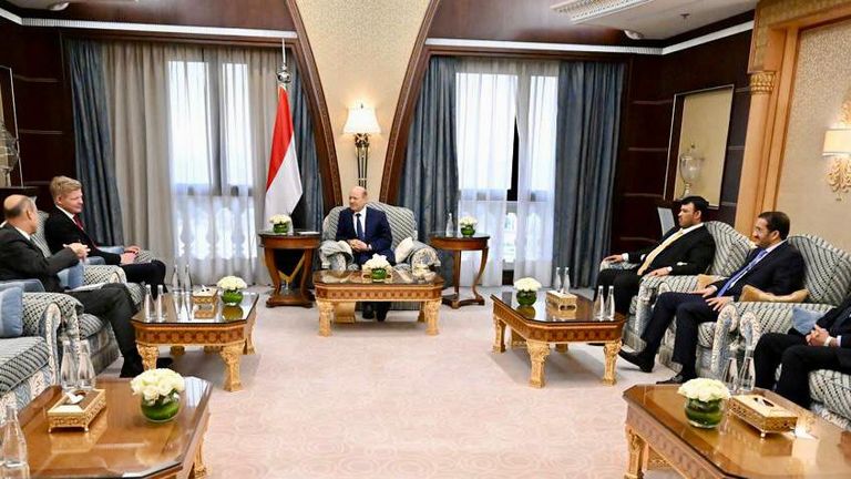 جانب من لقاء العليمي وبالمبعوث الأمريكي