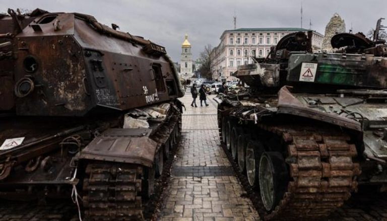 مارة قرب دبابات روسية خلال معرض في كييف-أرشيفية