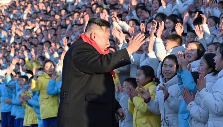 زعيم كوريا الشمالية يحيي مجموعة من الأطفال في أعقاب مؤتمر الحزب الحاكم 