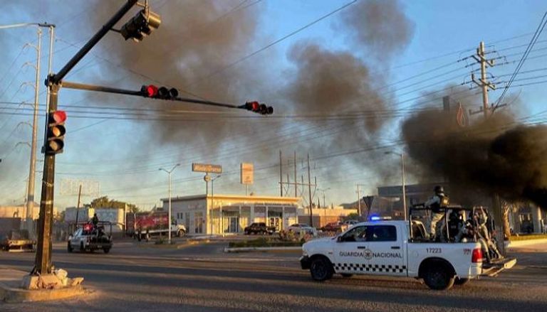 تصاعد الأدخنة في مدينة كولياكان نتيجة الاشتباكات بين أفراد عصابة أوفيديو غوزمان نجل "إل تشابو" وقوات الأمن عقب القبض عليه أوفيديو غوزمان نجل إل تشابو عقب اعتقاله