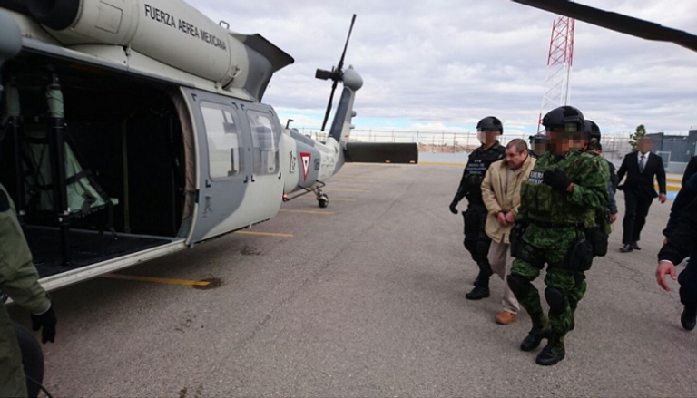 إل تشابو زعيم عصابة سينالوا خلال تسليمه إلى الولايات المتحدة أوفيديو غوزمان نجل إل تشابو عقب اعتقاله