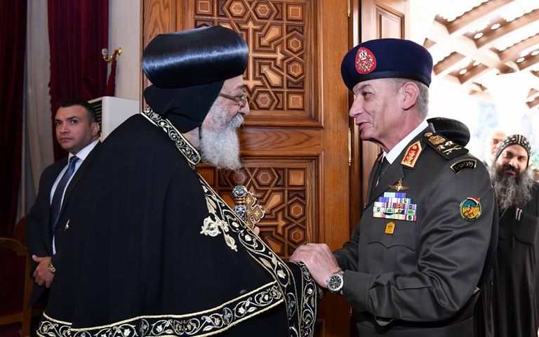 البابا تواضروس خلال استقباله لوزير الدفاع والانتاج الحربي