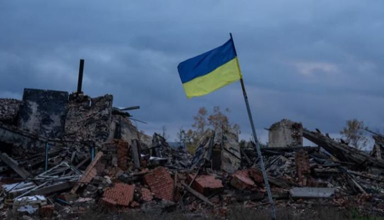 علم أوكرانيا فوق أنقاض المباني 