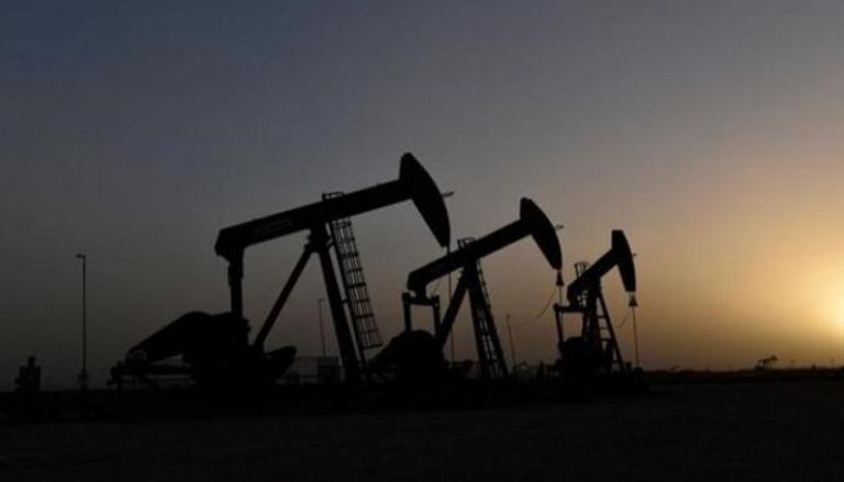 أسعار النفط تستهل 2023 على انخفاض