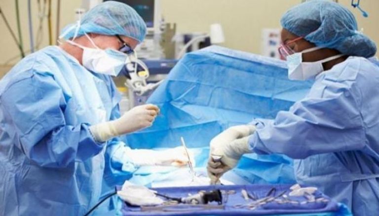 أطباء داخل غرفة عمليات- تعبيرية