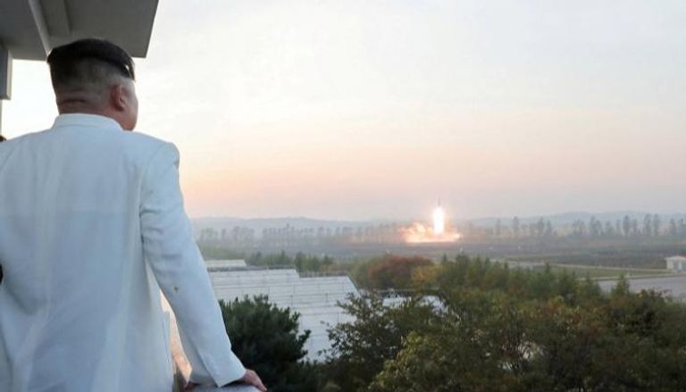 الزعيم الكوري الشمالي كيم جونج أون يشهد تجربة صاروخية - أرشيفية