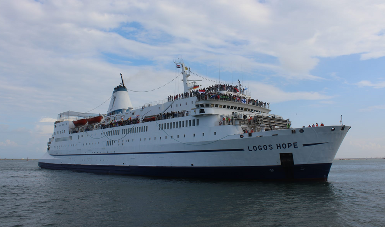 تحمل السفينة أكثر من 5 آلاف كتاب 