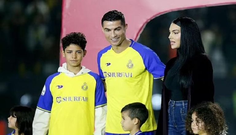 كريستيانو رونالدو مع عائلته بقميص النصر