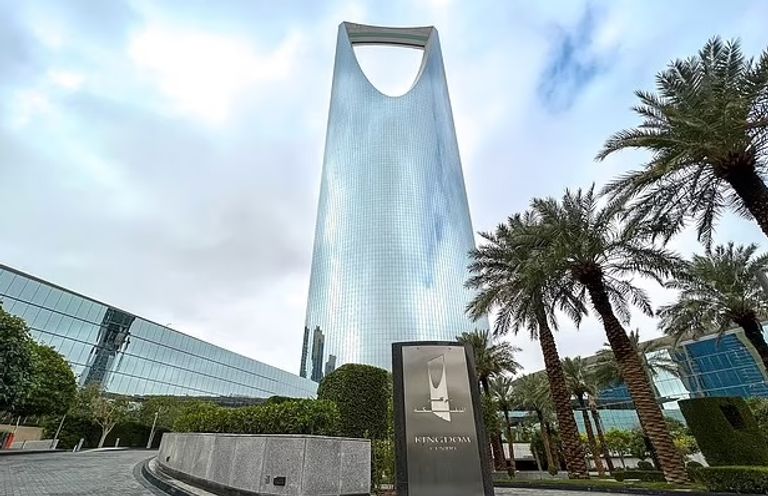 برج المملكة كريستيانو رونالدو مع عائلته بقميص النصر