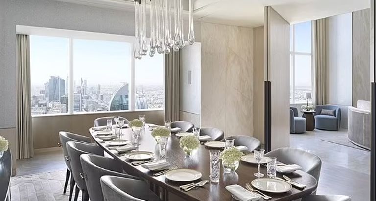 غرفة الطعام كريستيانو رونالدو مع عائلته بقميص النصر