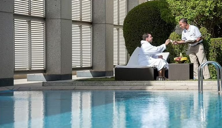 حمام السباحة بالجناح كريستيانو رونالدو مع عائلته بقميص النصر