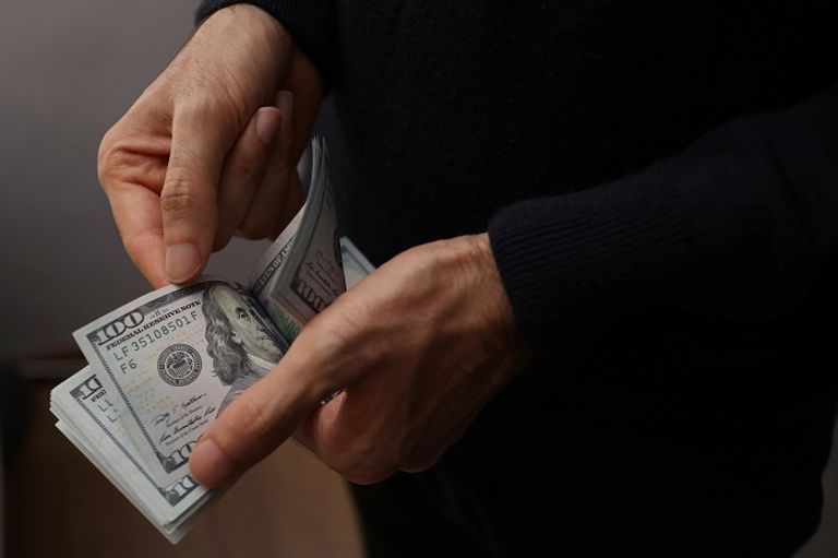 مصريون أمام أحد البنوك - أرشيف