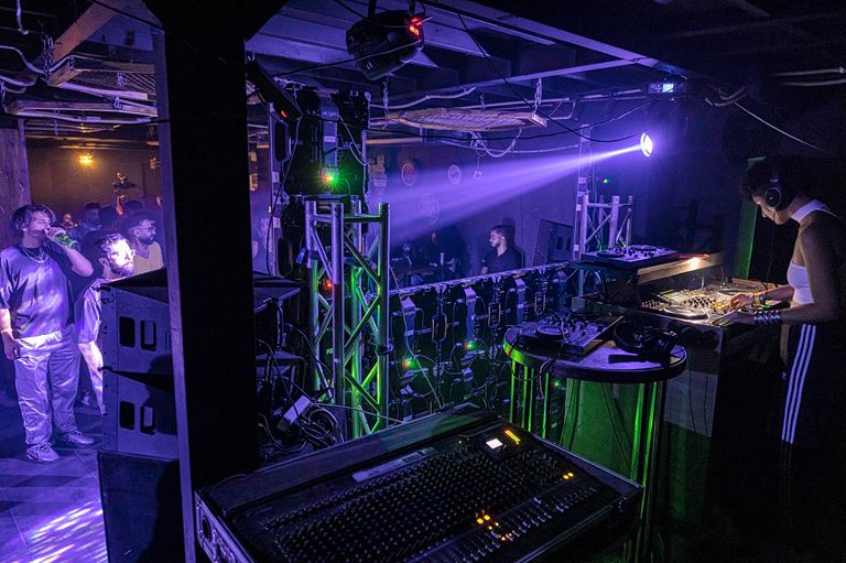 منسقات أسطوانات مصريات يشعلن حلبات الرقص