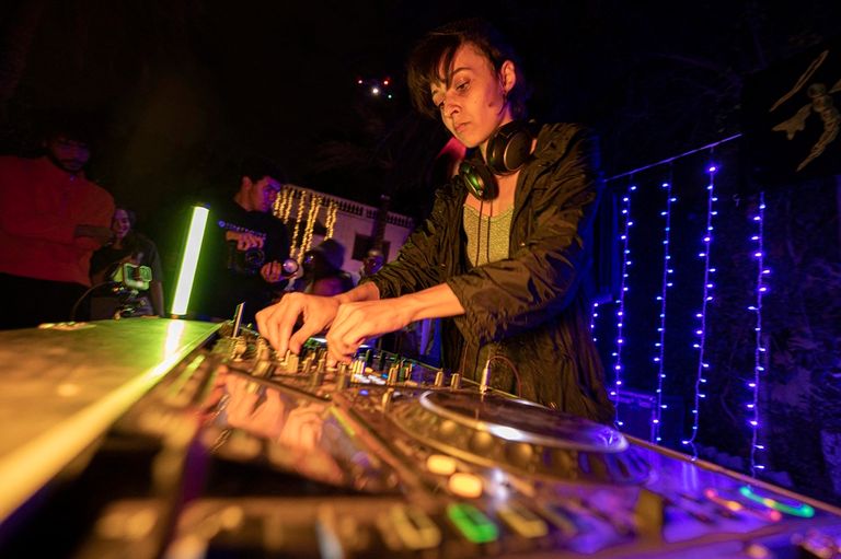 منسقات أسطوانات مصريات يشعلن حلبات الرقص