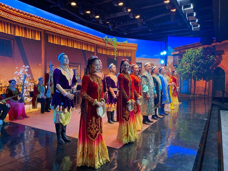 جانب من إحدى اللوحات الراقصة على الإيقاع الإيغوري