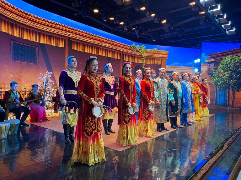 جانب من إحدى اللوحات الراقصة على الإيقاع الإيغوري