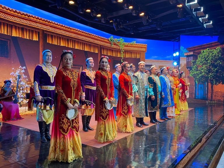 جانب من إحدى اللوحات الراقصة على الإيقاع الإيغوري