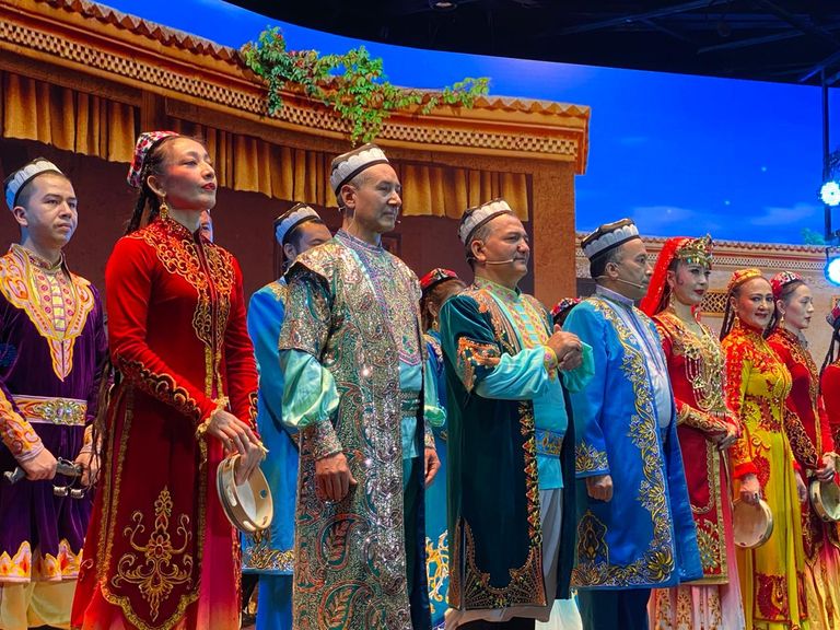 جانب من إحدى اللوحات الراقصة على الإيقاع الإيغوري