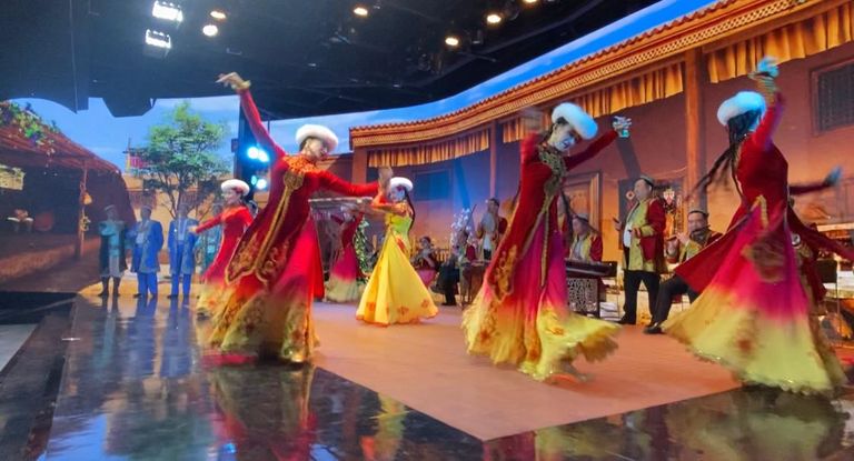 جانب من إحدى اللوحات الراقصة على الإيقاع الإيغوري