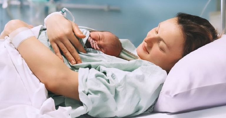 سيدة تستعد للولادة القيصرية - أرشيفية