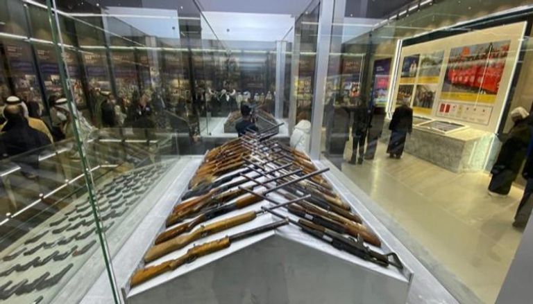 مضبوطات معروضة بمتحف مكافحة الإرهاب والتطرف في تشينجيانج