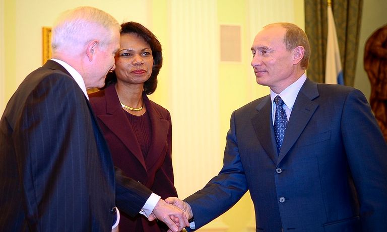 كوندليزا رايس وروبرت غيتس في ضيافة بوتين