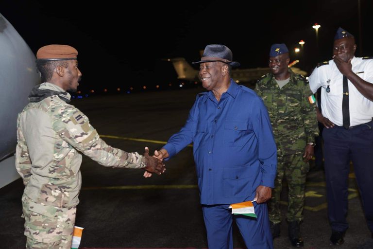 جانب من وصول جنود ساحل العاج الذين كانوا معتقلين في دولة مالي 