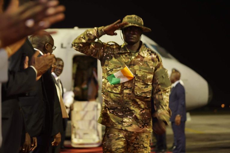 جانب من وصول جنود ساحل العاج الذين كانوا معتقلين في دولة مالي 