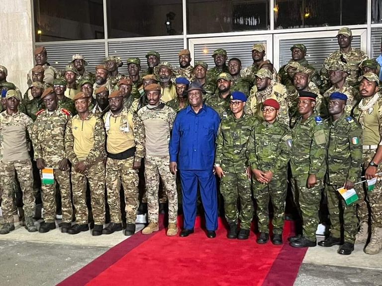 جانب من وصول جنود ساحل العاج الذين كانوا معتقلين في دولة مالي 