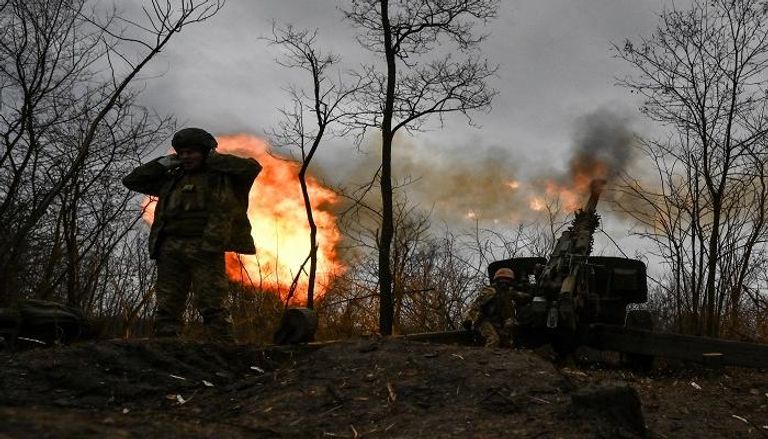 أوكرانيون يطلقون قذيفة من مدفع هاوتزر باتجاه القوات الروسية - رويترز